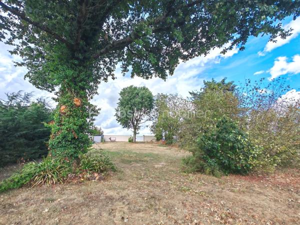 En exclusivité, Sandrine TISSIER vous propose de découvrir cette maison de 173 m² au cœur d'un quartier résidentiel paisible, offrant un cadre de vie tranquille et convivial située à quelques minutes de Coulommiers dans un village aux calme avec école et commerces. 
Construite en 1978, avec des extensions au fur et à mesure de son histoire, cette propriété chaleureuse séduit par sa lumière traversante, ses différents espaces et ses deux terrasses, idéales pour profiter de l'extérieur.

Avec ses 9 pièces, cette maison propose de généreux volumes, parfaits pour recevoir famille et amis. Bien agencée, elle offre un accès aisé aux extérieurs pour un mode de vie chaleureux et lumineux.

Elle se compose d'une entrée donnant sur un double séjour baigné de lumière avec une spacieuse cuisine une arrière cuisine, une salle de sport, un bureau pouvant être aménagée en chambre, un atelier de création.
Vous trouverez également au RDC un double garage avec portes motorisées, un espace rangement. A l'étage du garage vous serez séduits pas une pièce aménagée en salle cinéma ainsi que ses nombreux espaces rangements.
A l'étage de la maison, une pièce palière dessert 4 chambres avec dressing, une salle de bain.
Profitez de sept places de parking, un atout appréciable dans un quartier où le stationnement est essentiel.

Les plus:
- Tout à l'égout
- Terrasses sans vis-à-vis
- Chaudière au gaz de ville de 2024
- Les velux des chambres ont des volets solaires.

Une opportunité idéale pour établir votre cocon familial dans un environnement calme, mais proche de toutes commodités urbaines. N'hésitez pas pour plus d'informations.