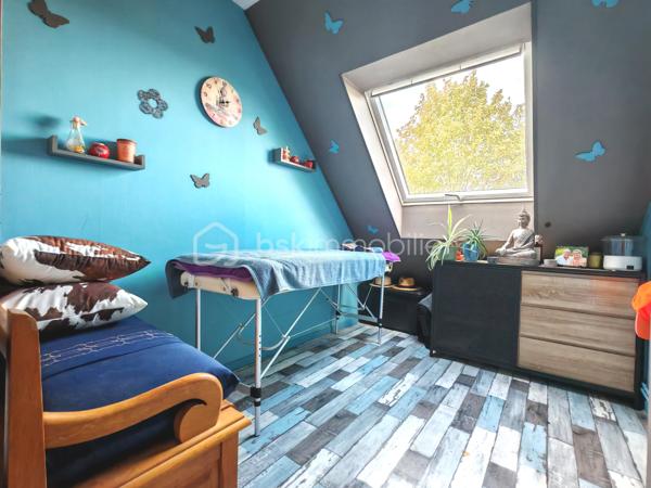 En exclusivité, Sandrine TISSIER vous propose de découvrir cette maison de 173 m² au cœur d'un quartier résidentiel paisible, offrant un cadre de vie tranquille et convivial située à quelques minutes de Coulommiers dans un village aux calme avec école et commerces. 
Construite en 1978, avec des extensions au fur et à mesure de son histoire, cette propriété chaleureuse séduit par sa lumière traversante, ses différents espaces et ses deux terrasses, idéales pour profiter de l'extérieur.

Avec ses 9 pièces, cette maison propose de généreux volumes, parfaits pour recevoir famille et amis. Bien agencée, elle offre un accès aisé aux extérieurs pour un mode de vie chaleureux et lumineux.

Elle se compose d'une entrée donnant sur un double séjour baigné de lumière avec une spacieuse cuisine une arrière cuisine, une salle de sport, un bureau pouvant être aménagée en chambre, un atelier de création.
Vous trouverez également au RDC un double garage avec portes motorisées, un espace rangement. A l'étage du garage vous serez séduits pas une pièce aménagée en salle cinéma ainsi que ses nombreux espaces rangements.
A l'étage de la maison, une pièce palière dessert 4 chambres avec dressing, une salle de bain.
Profitez de sept places de parking, un atout appréciable dans un quartier où le stationnement est essentiel.

Les plus:
- Tout à l'égout
- Terrasses sans vis-à-vis
- Chaudière au gaz de ville de 2024
- Les velux des chambres ont des volets solaires.

Une opportunité idéale pour établir votre cocon familial dans un environnement calme, mais proche de toutes commodités urbaines. N'hésitez pas pour plus d'informations.