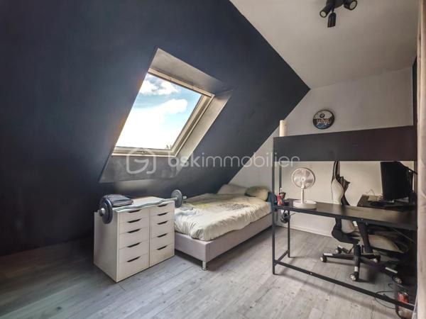 En exclusivité, Sandrine TISSIER vous propose de découvrir cette maison de 173 m² au cœur d'un quartier résidentiel paisible, offrant un cadre de vie tranquille et convivial située à quelques minutes de Coulommiers dans un village aux calme avec école et commerces. 
Construite en 1978, avec des extensions au fur et à mesure de son histoire, cette propriété chaleureuse séduit par sa lumière traversante, ses différents espaces et ses deux terrasses, idéales pour profiter de l'extérieur.

Avec ses 9 pièces, cette maison propose de généreux volumes, parfaits pour recevoir famille et amis. Bien agencée, elle offre un accès aisé aux extérieurs pour un mode de vie chaleureux et lumineux.

Elle se compose d'une entrée donnant sur un double séjour baigné de lumière avec une spacieuse cuisine une arrière cuisine, une salle de sport, un bureau pouvant être aménagée en chambre, un atelier de création.
Vous trouverez également au RDC un double garage avec portes motorisées, un espace rangement. A l'étage du garage vous serez séduits pas une pièce aménagée en salle cinéma ainsi que ses nombreux espaces rangements.
A l'étage de la maison, une pièce palière dessert 4 chambres avec dressing, une salle de bain.
Profitez de sept places de parking, un atout appréciable dans un quartier où le stationnement est essentiel.

Les plus:
- Tout à l'égout
- Terrasses sans vis-à-vis
- Chaudière au gaz de ville de 2024
- Les velux des chambres ont des volets solaires.

Une opportunité idéale pour établir votre cocon familial dans un environnement calme, mais proche de toutes commodités urbaines. N'hésitez pas pour plus d'informations.