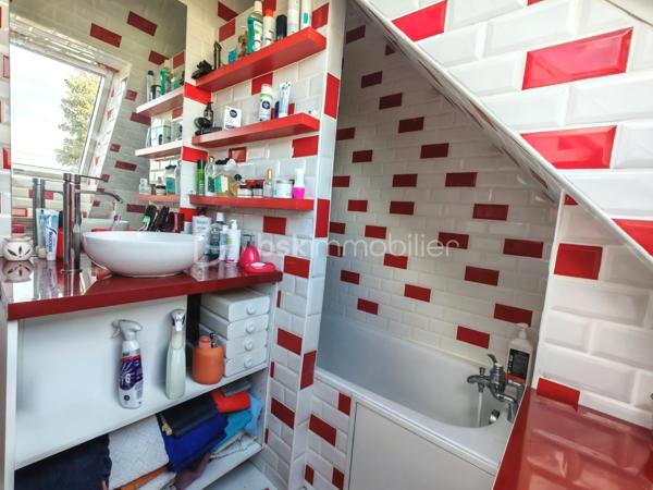 En exclusivité, Sandrine TISSIER vous propose de découvrir cette maison de 173 m² au cœur d'un quartier résidentiel paisible, offrant un cadre de vie tranquille et convivial située à quelques minutes de Coulommiers dans un village aux calme avec école et commerces. 
Construite en 1978, avec des extensions au fur et à mesure de son histoire, cette propriété chaleureuse séduit par sa lumière traversante, ses différents espaces et ses deux terrasses, idéales pour profiter de l'extérieur.

Avec ses 9 pièces, cette maison propose de généreux volumes, parfaits pour recevoir famille et amis. Bien agencée, elle offre un accès aisé aux extérieurs pour un mode de vie chaleureux et lumineux.

Elle se compose d'une entrée donnant sur un double séjour baigné de lumière avec une spacieuse cuisine une arrière cuisine, une salle de sport, un bureau pouvant être aménagée en chambre, un atelier de création.
Vous trouverez également au RDC un double garage avec portes motorisées, un espace rangement. A l'étage du garage vous serez séduits pas une pièce aménagée en salle cinéma ainsi que ses nombreux espaces rangements.
A l'étage de la maison, une pièce palière dessert 4 chambres avec dressing, une salle de bain.
Profitez de sept places de parking, un atout appréciable dans un quartier où le stationnement est essentiel.

Les plus:
- Tout à l'égout
- Terrasses sans vis-à-vis
- Chaudière au gaz de ville de 2024
- Les velux des chambres ont des volets solaires.

Une opportunité idéale pour établir votre cocon familial dans un environnement calme, mais proche de toutes commodités urbaines. N'hésitez pas pour plus d'informations.