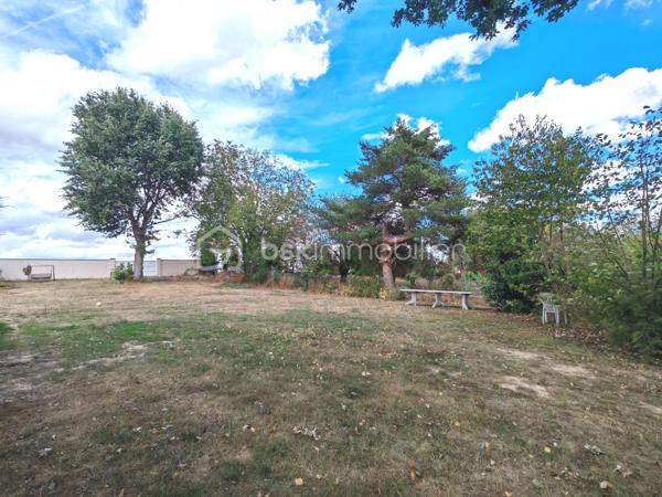En exclusivité, Sandrine TISSIER vous propose de découvrir cette maison de 173 m² au cœur d'un quartier résidentiel paisible, offrant un cadre de vie tranquille et convivial située à quelques minutes de Coulommiers dans un village aux calme avec école et commerces. 
Construite en 1978, avec des extensions au fur et à mesure de son histoire, cette propriété chaleureuse séduit par sa lumière traversante, ses différents espaces et ses deux terrasses, idéales pour profiter de l'extérieur.

Avec ses 9 pièces, cette maison propose de généreux volumes, parfaits pour recevoir famille et amis. Bien agencée, elle offre un accès aisé aux extérieurs pour un mode de vie chaleureux et lumineux.

Elle se compose d'une entrée donnant sur un double séjour baigné de lumière avec une spacieuse cuisine une arrière cuisine, une salle de sport, un bureau pouvant être aménagée en chambre, un atelier de création.
Vous trouverez également au RDC un double garage avec portes motorisées, un espace rangement. A l'étage du garage vous serez séduits pas une pièce aménagée en salle cinéma ainsi que ses nombreux espaces rangements.
A l'étage de la maison, une pièce palière dessert 4 chambres avec dressing, une salle de bain.
Profitez de sept places de parking, un atout appréciable dans un quartier où le stationnement est essentiel.

Les plus:
- Tout à l'égout
- Terrasses sans vis-à-vis
- Chaudière au gaz de ville de 2024
- Les velux des chambres ont des volets solaires.

Une opportunité idéale pour établir votre cocon familial dans un environnement calme, mais proche de toutes commodités urbaines. N'hésitez pas pour plus d'informations.