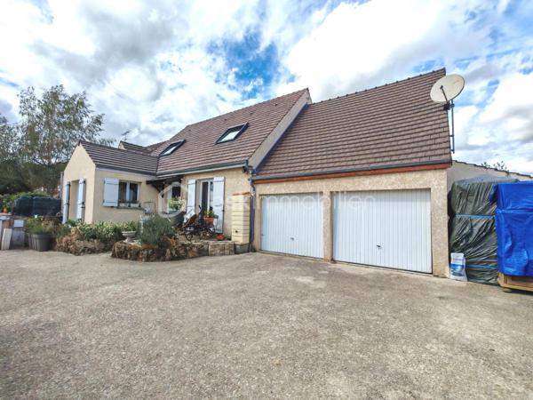 En exclusivité, Sandrine TISSIER vous propose de découvrir cette maison de 173 m² au cœur d'un quartier résidentiel paisible, offrant un cadre de vie tranquille et convivial située à quelques minutes de Coulommiers dans un village aux calme avec école et commerces. 
Construite en 1978, avec des extensions au fur et à mesure de son histoire, cette propriété chaleureuse séduit par sa lumière traversante, ses différents espaces et ses deux terrasses, idéales pour profiter de l'extérieur.

Avec ses 9 pièces, cette maison propose de généreux volumes, parfaits pour recevoir famille et amis. Bien agencée, elle offre un accès aisé aux extérieurs pour un mode de vie chaleureux et lumineux.

Elle se compose d'une entrée donnant sur un double séjour baigné de lumière avec une spacieuse cuisine une arrière cuisine, une salle de sport, un bureau pouvant être aménagée en chambre, un atelier de création.
Vous trouverez également au RDC un double garage avec portes motorisées, un espace rangement. A l'étage du garage vous serez séduits pas une pièce aménagée en salle cinéma ainsi que ses nombreux espaces rangements.
A l'étage de la maison, une pièce palière dessert 4 chambres avec dressing, une salle de bain.
Profitez de sept places de parking, un atout appréciable dans un quartier où le stationnement est essentiel.

Les plus:
- Tout à l'égout
- Terrasses sans vis-à-vis
- Chaudière au gaz de ville de 2024
- Les velux des chambres ont des volets solaires.

Une opportunité idéale pour établir votre cocon familial dans un environnement calme, mais proche de toutes commodités urbaines. N'hésitez pas pour plus d'informations.