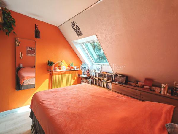 En exclusivité, Sandrine TISSIER vous propose de découvrir cette maison de 173 m² au cœur d'un quartier résidentiel paisible, offrant un cadre de vie tranquille et convivial située à quelques minutes de Coulommiers dans un village aux calme avec école et commerces. 
Construite en 1978, avec des extensions au fur et à mesure de son histoire, cette propriété chaleureuse séduit par sa lumière traversante, ses différents espaces et ses deux terrasses, idéales pour profiter de l'extérieur.

Avec ses 9 pièces, cette maison propose de généreux volumes, parfaits pour recevoir famille et amis. Bien agencée, elle offre un accès aisé aux extérieurs pour un mode de vie chaleureux et lumineux.

Elle se compose d'une entrée donnant sur un double séjour baigné de lumière avec une spacieuse cuisine une arrière cuisine, une salle de sport, un bureau pouvant être aménagée en chambre, un atelier de création.
Vous trouverez également au RDC un double garage avec portes motorisées, un espace rangement. A l'étage du garage vous serez séduits pas une pièce aménagée en salle cinéma ainsi que ses nombreux espaces rangements.
A l'étage de la maison, une pièce palière dessert 4 chambres avec dressing, une salle de bain.
Profitez de sept places de parking, un atout appréciable dans un quartier où le stationnement est essentiel.

Les plus:
- Tout à l'égout
- Terrasses sans vis-à-vis
- Chaudière au gaz de ville de 2024
- Les velux des chambres ont des volets solaires.

Une opportunité idéale pour établir votre cocon familial dans un environnement calme, mais proche de toutes commodités urbaines. N'hésitez pas pour plus d'informations.