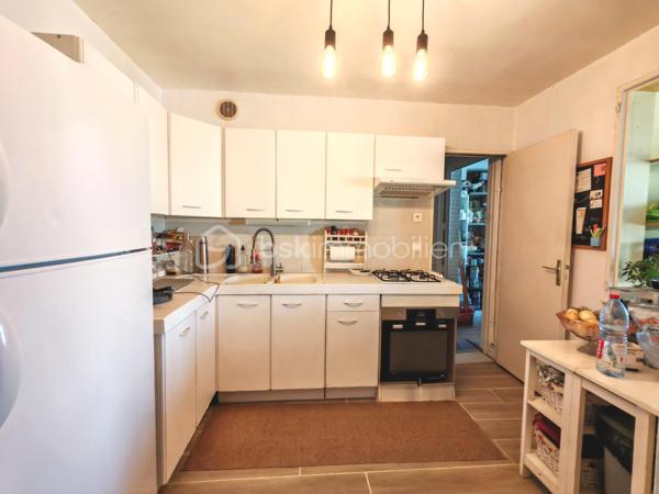 En exclusivité, Sandrine TISSIER vous propose de découvrir cette maison de 173 m² au cœur d'un quartier résidentiel paisible, offrant un cadre de vie tranquille et convivial située à quelques minutes de Coulommiers dans un village aux calme avec école et commerces. 
Construite en 1978, avec des extensions au fur et à mesure de son histoire, cette propriété chaleureuse séduit par sa lumière traversante, ses différents espaces et ses deux terrasses, idéales pour profiter de l'extérieur.

Avec ses 9 pièces, cette maison propose de généreux volumes, parfaits pour recevoir famille et amis. Bien agencée, elle offre un accès aisé aux extérieurs pour un mode de vie chaleureux et lumineux.

Elle se compose d'une entrée donnant sur un double séjour baigné de lumière avec une spacieuse cuisine une arrière cuisine, une salle de sport, un bureau pouvant être aménagée en chambre, un atelier de création.
Vous trouverez également au RDC un double garage avec portes motorisées, un espace rangement. A l'étage du garage vous serez séduits pas une pièce aménagée en salle cinéma ainsi que ses nombreux espaces rangements.
A l'étage de la maison, une pièce palière dessert 4 chambres avec dressing, une salle de bain.
Profitez de sept places de parking, un atout appréciable dans un quartier où le stationnement est essentiel.

Les plus:
- Tout à l'égout
- Terrasses sans vis-à-vis
- Chaudière au gaz de ville de 2024
- Les velux des chambres ont des volets solaires.

Une opportunité idéale pour établir votre cocon familial dans un environnement calme, mais proche de toutes commodités urbaines. N'hésitez pas pour plus d'informations.