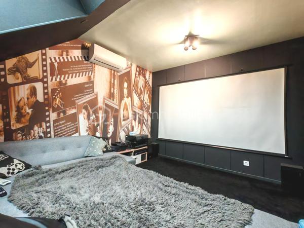 En exclusivité, Sandrine TISSIER vous propose de découvrir cette maison de 173 m² au cœur d'un quartier résidentiel paisible, offrant un cadre de vie tranquille et convivial située à quelques minutes de Coulommiers dans un village aux calme avec école et commerces. 
Construite en 1978, avec des extensions au fur et à mesure de son histoire, cette propriété chaleureuse séduit par sa lumière traversante, ses différents espaces et ses deux terrasses, idéales pour profiter de l'extérieur.

Avec ses 9 pièces, cette maison propose de généreux volumes, parfaits pour recevoir famille et amis. Bien agencée, elle offre un accès aisé aux extérieurs pour un mode de vie chaleureux et lumineux.

Elle se compose d'une entrée donnant sur un double séjour baigné de lumière avec une spacieuse cuisine une arrière cuisine, une salle de sport, un bureau pouvant être aménagée en chambre, un atelier de création.
Vous trouverez également au RDC un double garage avec portes motorisées, un espace rangement. A l'étage du garage vous serez séduits pas une pièce aménagée en salle cinéma ainsi que ses nombreux espaces rangements.
A l'étage de la maison, une pièce palière dessert 4 chambres avec dressing, une salle de bain.
Profitez de sept places de parking, un atout appréciable dans un quartier où le stationnement est essentiel.

Les plus:
- Tout à l'égout
- Terrasses sans vis-à-vis
- Chaudière au gaz de ville de 2024
- Les velux des chambres ont des volets solaires.

Une opportunité idéale pour établir votre cocon familial dans un environnement calme, mais proche de toutes commodités urbaines. N'hésitez pas pour plus d'informations.