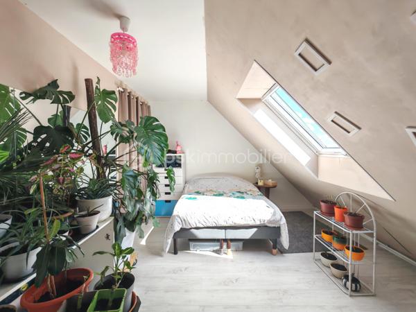 En exclusivité, Sandrine TISSIER vous propose de découvrir cette maison de 173 m² au cœur d'un quartier résidentiel paisible, offrant un cadre de vie tranquille et convivial située à quelques minutes de Coulommiers dans un village aux calme avec école et commerces. 
Construite en 1978, avec des extensions au fur et à mesure de son histoire, cette propriété chaleureuse séduit par sa lumière traversante, ses différents espaces et ses deux terrasses, idéales pour profiter de l'extérieur.

Avec ses 9 pièces, cette maison propose de généreux volumes, parfaits pour recevoir famille et amis. Bien agencée, elle offre un accès aisé aux extérieurs pour un mode de vie chaleureux et lumineux.

Elle se compose d'une entrée donnant sur un double séjour baigné de lumière avec une spacieuse cuisine une arrière cuisine, une salle de sport, un bureau pouvant être aménagée en chambre, un atelier de création.
Vous trouverez également au RDC un double garage avec portes motorisées, un espace rangement. A l'étage du garage vous serez séduits pas une pièce aménagée en salle cinéma ainsi que ses nombreux espaces rangements.
A l'étage de la maison, une pièce palière dessert 4 chambres avec dressing, une salle de bain.
Profitez de sept places de parking, un atout appréciable dans un quartier où le stationnement est essentiel.

Les plus:
- Tout à l'égout
- Terrasses sans vis-à-vis
- Chaudière au gaz de ville de 2024
- Les velux des chambres ont des volets solaires.

Une opportunité idéale pour établir votre cocon familial dans un environnement calme, mais proche de toutes commodités urbaines. N'hésitez pas pour plus d'informations.