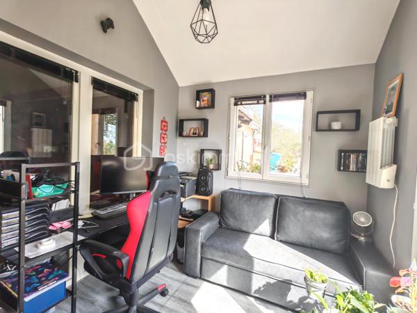 En exclusivité, Sandrine TISSIER vous propose de découvrir cette maison de 173 m² au cœur d'un quartier résidentiel paisible, offrant un cadre de vie tranquille et convivial située à quelques minutes de Coulommiers dans un village aux calme avec école et commerces. 
Construite en 1978, avec des extensions au fur et à mesure de son histoire, cette propriété chaleureuse séduit par sa lumière traversante, ses différents espaces et ses deux terrasses, idéales pour profiter de l'extérieur.

Avec ses 9 pièces, cette maison propose de généreux volumes, parfaits pour recevoir famille et amis. Bien agencée, elle offre un accès aisé aux extérieurs pour un mode de vie chaleureux et lumineux.

Elle se compose d'une entrée donnant sur un double séjour baigné de lumière avec une spacieuse cuisine une arrière cuisine, une salle de sport, un bureau pouvant être aménagée en chambre, un atelier de création.
Vous trouverez également au RDC un double garage avec portes motorisées, un espace rangement. A l'étage du garage vous serez séduits pas une pièce aménagée en salle cinéma ainsi que ses nombreux espaces rangements.
A l'étage de la maison, une pièce palière dessert 4 chambres avec dressing, une salle de bain.
Profitez de sept places de parking, un atout appréciable dans un quartier où le stationnement est essentiel.

Les plus:
- Tout à l'égout
- Terrasses sans vis-à-vis
- Chaudière au gaz de ville de 2024
- Les velux des chambres ont des volets solaires.

Une opportunité idéale pour établir votre cocon familial dans un environnement calme, mais proche de toutes commodités urbaines. N'hésitez pas pour plus d'informations.