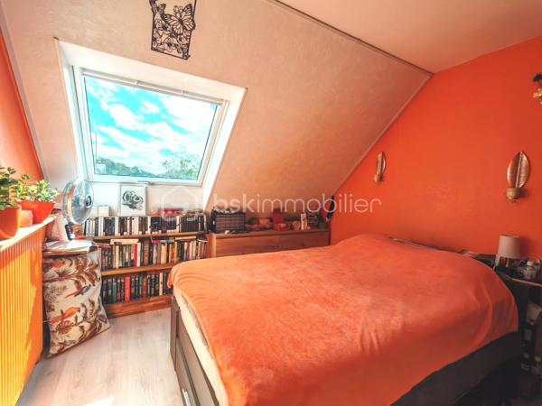 En exclusivité, Sandrine TISSIER vous propose de découvrir cette maison de 173 m² au cœur d'un quartier résidentiel paisible, offrant un cadre de vie tranquille et convivial située à quelques minutes de Coulommiers dans un village aux calme avec école et commerces. 
Construite en 1978, avec des extensions au fur et à mesure de son histoire, cette propriété chaleureuse séduit par sa lumière traversante, ses différents espaces et ses deux terrasses, idéales pour profiter de l'extérieur.

Avec ses 9 pièces, cette maison propose de généreux volumes, parfaits pour recevoir famille et amis. Bien agencée, elle offre un accès aisé aux extérieurs pour un mode de vie chaleureux et lumineux.

Elle se compose d'une entrée donnant sur un double séjour baigné de lumière avec une spacieuse cuisine une arrière cuisine, une salle de sport, un bureau pouvant être aménagée en chambre, un atelier de création.
Vous trouverez également au RDC un double garage avec portes motorisées, un espace rangement. A l'étage du garage vous serez séduits pas une pièce aménagée en salle cinéma ainsi que ses nombreux espaces rangements.
A l'étage de la maison, une pièce palière dessert 4 chambres avec dressing, une salle de bain.
Profitez de sept places de parking, un atout appréciable dans un quartier où le stationnement est essentiel.

Les plus:
- Tout à l'égout
- Terrasses sans vis-à-vis
- Chaudière au gaz de ville de 2024
- Les velux des chambres ont des volets solaires.

Une opportunité idéale pour établir votre cocon familial dans un environnement calme, mais proche de toutes commodités urbaines. N'hésitez pas pour plus d'informations.