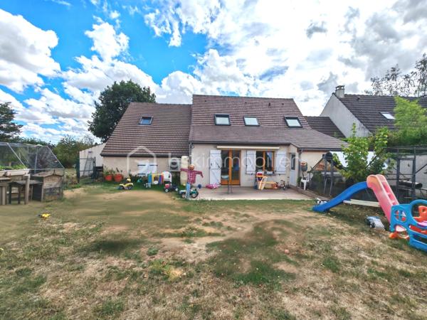 En exclusivité, Sandrine TISSIER vous propose de découvrir cette maison de 173 m² au cœur d'un quartier résidentiel paisible, offrant un cadre de vie tranquille et convivial située à quelques minutes de Coulommiers dans un village aux calme avec école et commerces. 
Construite en 1978, avec des extensions au fur et à mesure de son histoire, cette propriété chaleureuse séduit par sa lumière traversante, ses différents espaces et ses deux terrasses, idéales pour profiter de l'extérieur.

Avec ses 9 pièces, cette maison propose de généreux volumes, parfaits pour recevoir famille et amis. Bien agencée, elle offre un accès aisé aux extérieurs pour un mode de vie chaleureux et lumineux.

Elle se compose d'une entrée donnant sur un double séjour baigné de lumière avec une spacieuse cuisine une arrière cuisine, une salle de sport, un bureau pouvant être aménagée en chambre, un atelier de création.
Vous trouverez également au RDC un double garage avec portes motorisées, un espace rangement. A l'étage du garage vous serez séduits pas une pièce aménagée en salle cinéma ainsi que ses nombreux espaces rangements.
A l'étage de la maison, une pièce palière dessert 4 chambres avec dressing, une salle de bain.
Profitez de sept places de parking, un atout appréciable dans un quartier où le stationnement est essentiel.

Les plus:
- Tout à l'égout
- Terrasses sans vis-à-vis
- Chaudière au gaz de ville de 2024
- Les velux des chambres ont des volets solaires.

Une opportunité idéale pour établir votre cocon familial dans un environnement calme, mais proche de toutes commodités urbaines. N'hésitez pas pour plus d'informations.