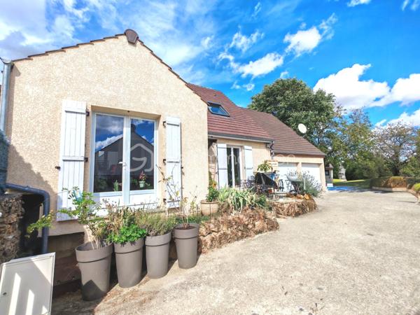 En exclusivité, Sandrine TISSIER vous propose de découvrir cette maison de 173 m² au cœur d'un quartier résidentiel paisible, offrant un cadre de vie tranquille et convivial située à quelques minutes de Coulommiers dans un village aux calme avec école et commerces. 
Construite en 1978, avec des extensions au fur et à mesure de son histoire, cette propriété chaleureuse séduit par sa lumière traversante, ses différents espaces et ses deux terrasses, idéales pour profiter de l'extérieur.

Avec ses 9 pièces, cette maison propose de généreux volumes, parfaits pour recevoir famille et amis. Bien agencée, elle offre un accès aisé aux extérieurs pour un mode de vie chaleureux et lumineux.

Elle se compose d'une entrée donnant sur un double séjour baigné de lumière avec une spacieuse cuisine une arrière cuisine, une salle de sport, un bureau pouvant être aménagée en chambre, un atelier de création.
Vous trouverez également au RDC un double garage avec portes motorisées, un espace rangement. A l'étage du garage vous serez séduits pas une pièce aménagée en salle cinéma ainsi que ses nombreux espaces rangements.
A l'étage de la maison, une pièce palière dessert 4 chambres avec dressing, une salle de bain.
Profitez de sept places de parking, un atout appréciable dans un quartier où le stationnement est essentiel.

Les plus:
- Tout à l'égout
- Terrasses sans vis-à-vis
- Chaudière au gaz de ville de 2024
- Les velux des chambres ont des volets solaires.

Une opportunité idéale pour établir votre cocon familial dans un environnement calme, mais proche de toutes commodités urbaines. N'hésitez pas pour plus d'informations.