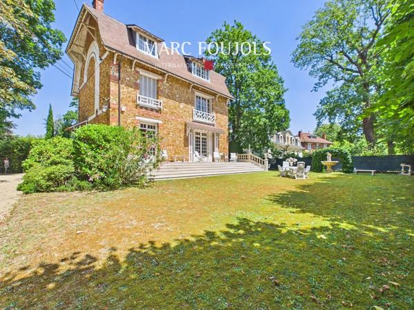 Le Vésinet – Élégante meulière de caractère de 344 m² au coeur d’un parc paysager de 1 900 m², à deux pas du Lac des Ibis
