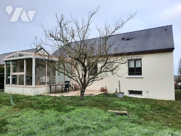 Cancale, à proximité du centre, maison sur sous-sol, composée d'une entrée, cuisine, salon séjo...