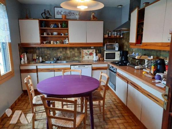 Cancale, à proximité du centre, maison sur sous-sol, composée d'une entrée, cuisine, salon séjo...