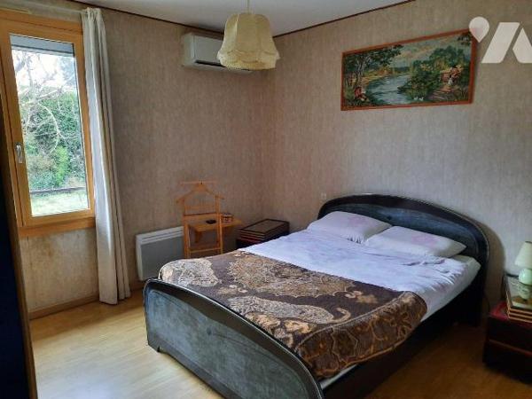 Cancale, à proximité du centre, maison sur sous-sol, composée d'une entrée, cuisine, salon séjo...