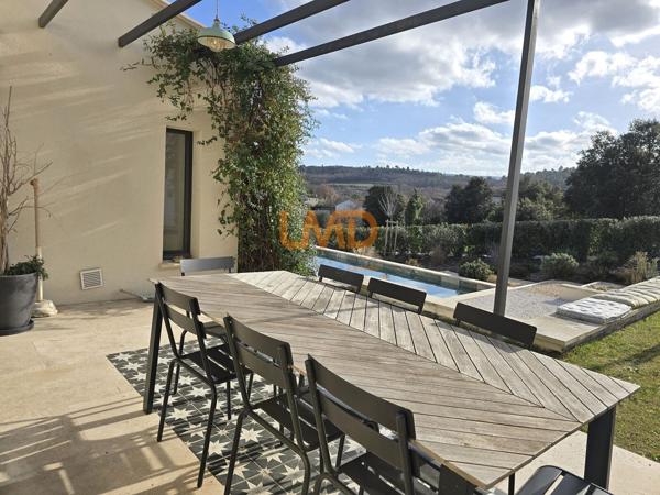 Villa contemporaine avec piscine et vue Luberon