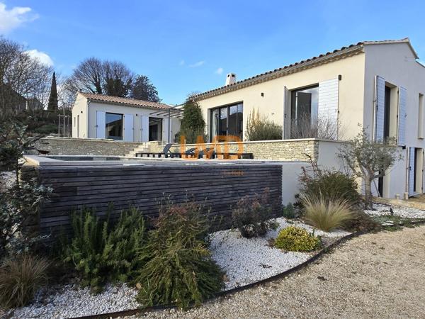 Villa contemporaine avec piscine et vue Luberon
