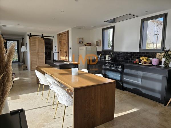 Villa contemporaine avec piscine et vue Luberon