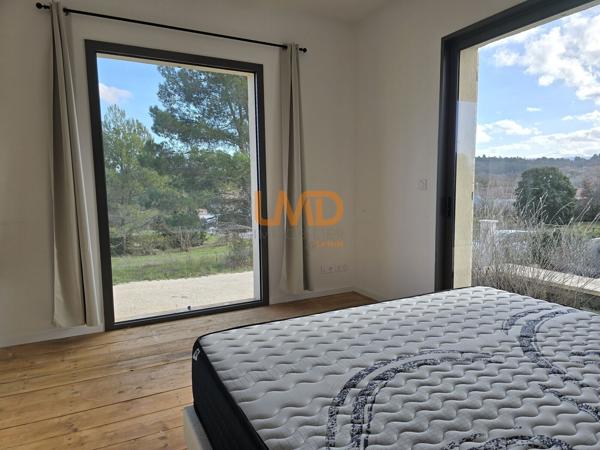 Villa contemporaine avec piscine et vue Luberon