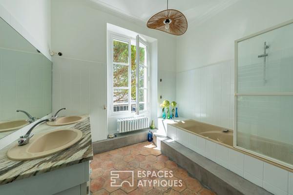 La maison bourgeoise, au calme et en plein coeur de ville.