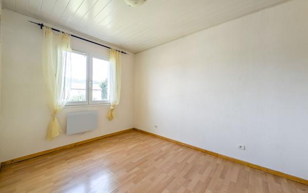 Maison à vendre    5 pièces •  Vézac