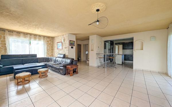 Maison à vendre    5 pièces •  Vézac