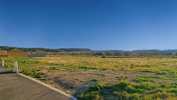 Ferrals-les-Corbières (11200) Ferrals-les-Corbières, très beau terrain constructible et viabilisé avec une vue totalement dégagée.