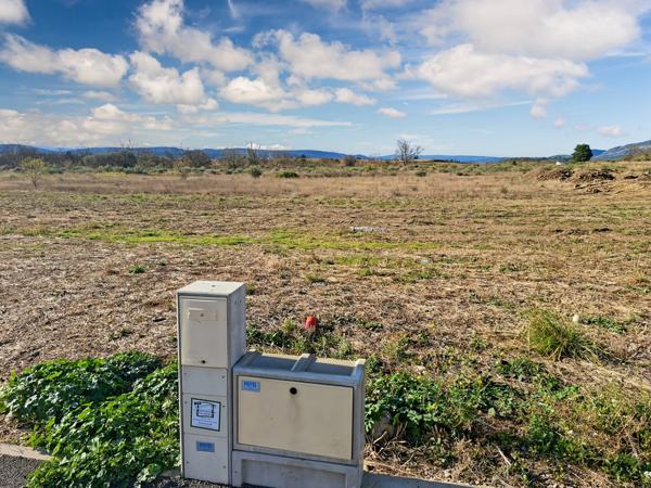 Ferrals-les-Corbières (11200) Ferrals-les-Corbières, très beau terrain constructible et viabilisé avec une vue totalement dégagée.