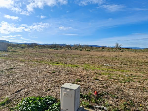 Ferrals-les-Corbières (11200) Ferrals-les-Corbières, très beau terrain constructible et viabilisé avec une vue totalement dégagée.