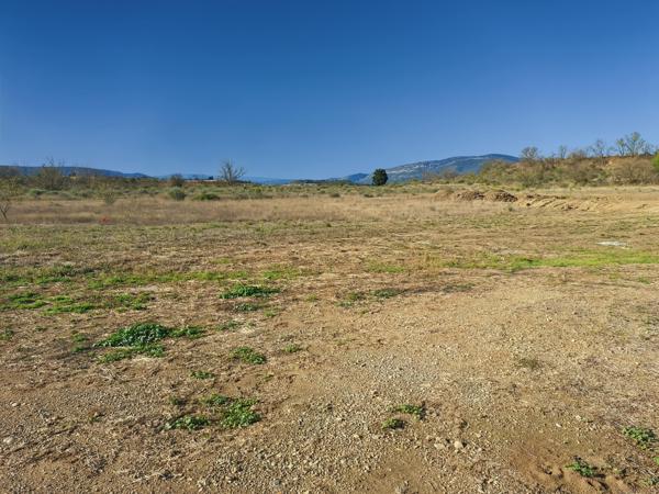 Ferrals-les-Corbières (11200) Ferrals-les-Corbières, très beau terrain constructible et viabilisé avec une vue totalement dégagée.