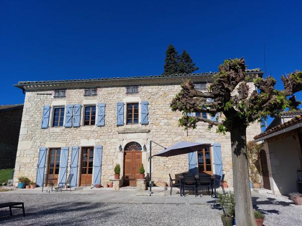 Bel ensemble comprenant deux maisons avec piscine et 1 ha de terrain avec des vues sublimes