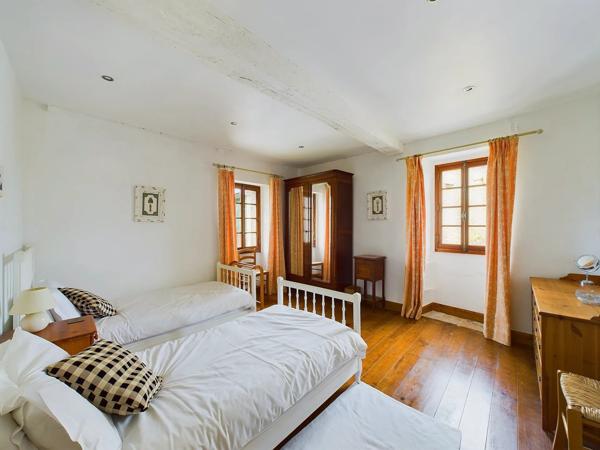 Bel ensemble comprenant deux maisons avec piscine et 1 ha de terrain avec des vues sublimes