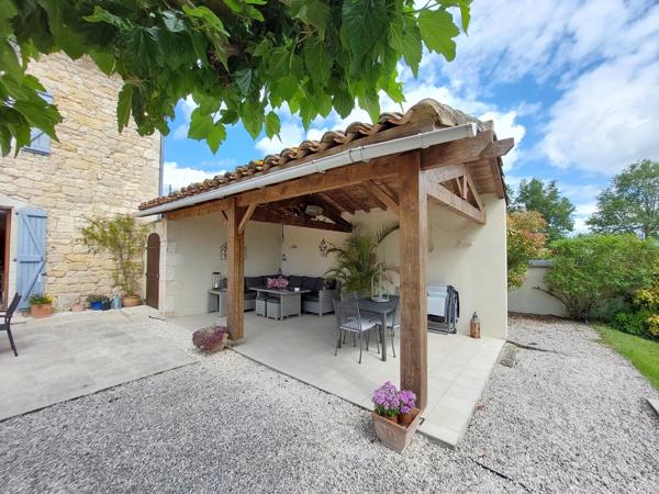 Bel ensemble comprenant deux maisons avec piscine et 1 ha de terrain avec des vues sublimes