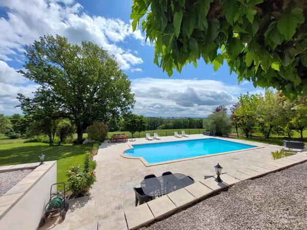 Bel ensemble comprenant deux maisons avec piscine et 1 ha de terrain avec des vues sublimes