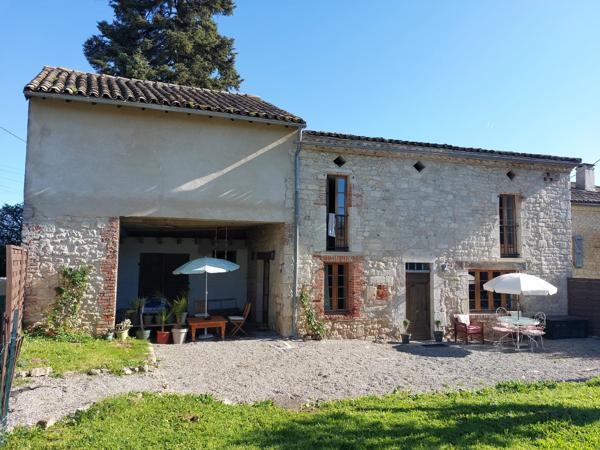 Bel ensemble comprenant deux maisons avec piscine et 1 ha de terrain avec des vues sublimes