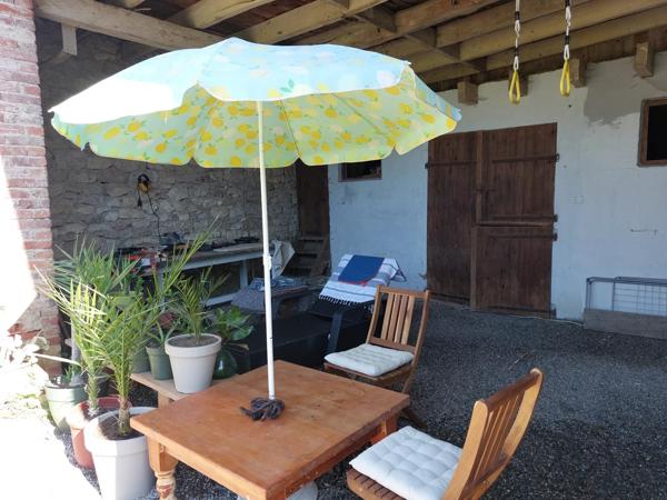 Bel ensemble comprenant deux maisons avec piscine et 1 ha de terrain avec des vues sublimes