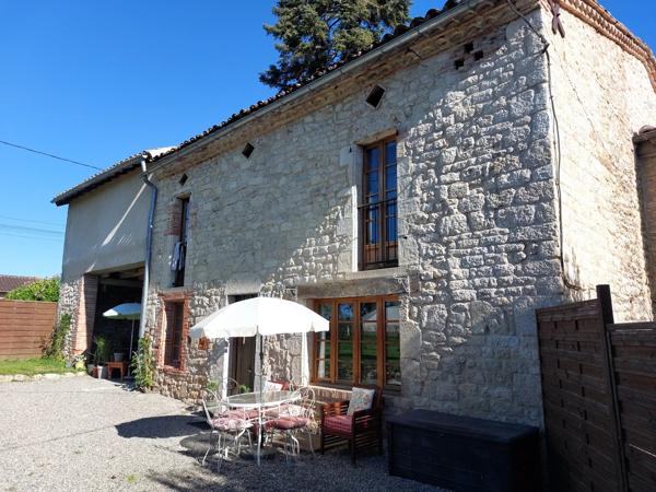 Bel ensemble comprenant deux maisons avec piscine et 1 ha de terrain avec des vues sublimes