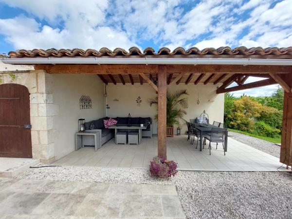 Bel ensemble comprenant deux maisons avec piscine et 1 ha de terrain avec des vues sublimes