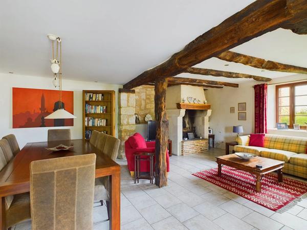 Bel ensemble comprenant deux maisons avec piscine et 1 ha de terrain avec des vues sublimes