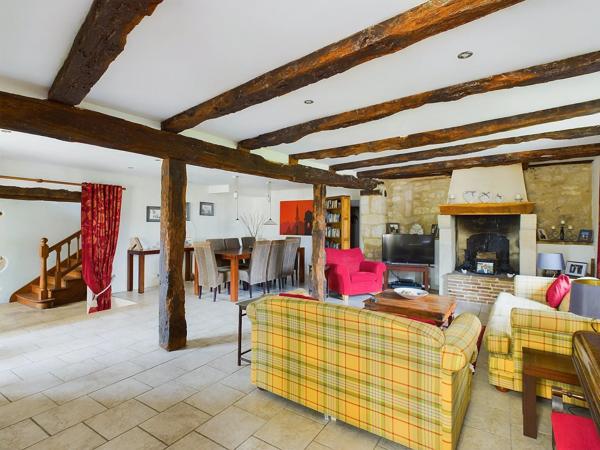 Bel ensemble comprenant deux maisons avec piscine et 1 ha de terrain avec des vues sublimes