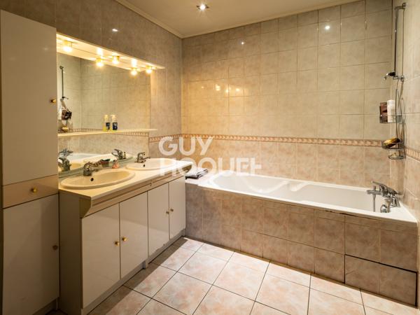 Maison de ville en pierre T4 de 121.2 m² avec jardin.