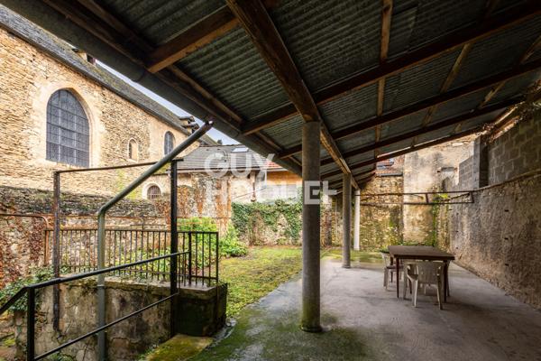 Maison de ville en pierre T4 de 121.2 m² avec jardin.