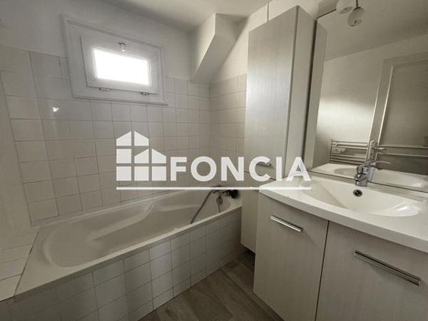 Location Appartement 3 pièces 62.84 m² - BÂTIMENT SUR RUE Tours 37000