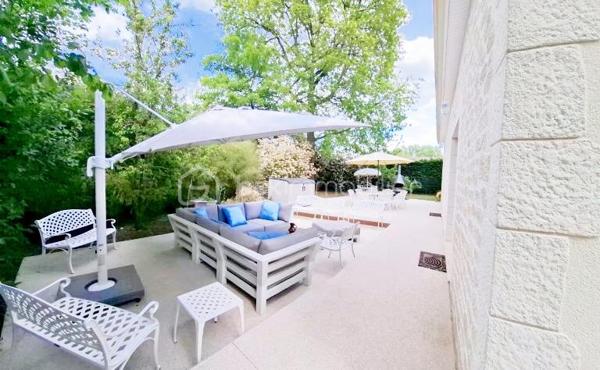 Venez visiter sans attendre cette magnifique villa sans vis-à-vis, d'une surface de 152m² habitables + 25m² de combles aménagés, le tout sur un terrain clos et arboré de 1577m².

Niché au calme d'une impasse et en retrait de la rue, cette maison vous apportera calme et sérénité. La gare RER C est située à seulement quelques minutes a pieds pour un accès direct sur Paris.

Cette maison se compose de la façon suivante :

Au RDC: Un grand séjour/salle à manger de 50m² donnant accès aux deux terrasses de la maison, une cuisine ouverte aménagée et équipée avec également son accès direct sur la terrasse pour plus de convivialité lors de vos repas de famille ou entre amis. Une buanderie, un cellier, un bureau, un placard de rangement sous l'escalier et un WC séparé complète le rez-de-chaussée. 

A l'étage: Un dégagement desservant un dressing aménagé, quatre belles chambres avec placards, une grande salle de bain avec douche et baignoire et un WC séparé.

Les combles: Sur une surface d'environ 25m², profiter d'un espace entièrement aménagé ( Isolation, chauffage, lumières ) accessible par escalier escamotable motorisé. ( Possibilité d'ajouter des velux )

L'extérieur: Portail motorisé, interphone, allée goudronnée pour accéder à la maison, deux très belles terrasses à l'avant et à l'arrière de la maison. 

Le jardin: 2 maisons de jardin "Lifetime" d'environ 15m² chacune posées sur dalle béton, jardin arboré: Chênes, Érables, Frêne, Pommier, Cerisier, Poiriers, Noyer, Prunier, Mirabellier, Noisetiers, Abricotiers...

Stationnement: Possibilité de stationner plusieurs véhicules sur la propriété. Le garage a été coupé en deux pour créer un espace de stockage et un autre espace pour permettre de stationner 2 motos à l'intérieur. 

N'attendez plus, si vous cherchez une maison familiale, au calme ou vous n'avez qu'à poser vos valises, CONTACTEZ-MOI POUR VISITER !