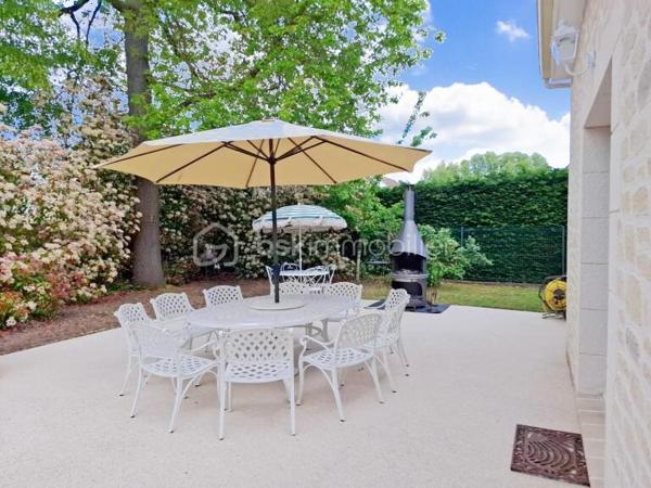 Venez visiter sans attendre cette magnifique villa sans vis-à-vis, d'une surface de 152m² habitables + 25m² de combles aménagés, le tout sur un terrain clos et arboré de 1577m².

Niché au calme d'une impasse et en retrait de la rue, cette maison vous apportera calme et sérénité. La gare RER C est située à seulement quelques minutes a pieds pour un accès direct sur Paris.

Cette maison se compose de la façon suivante :

Au RDC: Un grand séjour/salle à manger de 50m² donnant accès aux deux terrasses de la maison, une cuisine ouverte aménagée et équipée avec également son accès direct sur la terrasse pour plus de convivialité lors de vos repas de famille ou entre amis. Une buanderie, un cellier, un bureau, un placard de rangement sous l'escalier et un WC séparé complète le rez-de-chaussée. 

A l'étage: Un dégagement desservant un dressing aménagé, quatre belles chambres avec placards, une grande salle de bain avec douche et baignoire et un WC séparé.

Les combles: Sur une surface d'environ 25m², profiter d'un espace entièrement aménagé ( Isolation, chauffage, lumières ) accessible par escalier escamotable motorisé. ( Possibilité d'ajouter des velux )

L'extérieur: Portail motorisé, interphone, allée goudronnée pour accéder à la maison, deux très belles terrasses à l'avant et à l'arrière de la maison. 

Le jardin: 2 maisons de jardin "Lifetime" d'environ 15m² chacune posées sur dalle béton, jardin arboré: Chênes, Érables, Frêne, Pommier, Cerisier, Poiriers, Noyer, Prunier, Mirabellier, Noisetiers, Abricotiers...

Stationnement: Possibilité de stationner plusieurs véhicules sur la propriété. Le garage a été coupé en deux pour créer un espace de stockage et un autre espace pour permettre de stationner 2 motos à l'intérieur. 

N'attendez plus, si vous cherchez une maison familiale, au calme ou vous n'avez qu'à poser vos valises, CONTACTEZ-MOI POUR VISITER !