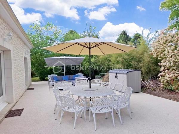 Venez visiter sans attendre cette magnifique villa sans vis-à-vis, d'une surface de 152m² habitables + 25m² de combles aménagés, le tout sur un terrain clos et arboré de 1577m².

Niché au calme d'une impasse et en retrait de la rue, cette maison vous apportera calme et sérénité. La gare RER C est située à seulement quelques minutes a pieds pour un accès direct sur Paris.

Cette maison se compose de la façon suivante :

Au RDC: Un grand séjour/salle à manger de 50m² donnant accès aux deux terrasses de la maison, une cuisine ouverte aménagée et équipée avec également son accès direct sur la terrasse pour plus de convivialité lors de vos repas de famille ou entre amis. Une buanderie, un cellier, un bureau, un placard de rangement sous l'escalier et un WC séparé complète le rez-de-chaussée. 

A l'étage: Un dégagement desservant un dressing aménagé, quatre belles chambres avec placards, une grande salle de bain avec douche et baignoire et un WC séparé.

Les combles: Sur une surface d'environ 25m², profiter d'un espace entièrement aménagé ( Isolation, chauffage, lumières ) accessible par escalier escamotable motorisé. ( Possibilité d'ajouter des velux )

L'extérieur: Portail motorisé, interphone, allée goudronnée pour accéder à la maison, deux très belles terrasses à l'avant et à l'arrière de la maison. 

Le jardin: 2 maisons de jardin "Lifetime" d'environ 15m² chacune posées sur dalle béton, jardin arboré: Chênes, Érables, Frêne, Pommier, Cerisier, Poiriers, Noyer, Prunier, Mirabellier, Noisetiers, Abricotiers...

Stationnement: Possibilité de stationner plusieurs véhicules sur la propriété. Le garage a été coupé en deux pour créer un espace de stockage et un autre espace pour permettre de stationner 2 motos à l'intérieur. 

N'attendez plus, si vous cherchez une maison familiale, au calme ou vous n'avez qu'à poser vos valises, CONTACTEZ-MOI POUR VISITER !