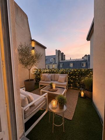 Rue Saint-Honoré. À 30 mètres de l’église Saint-Roch, appartement calme et très lumineux, traversant de 39 m2 carrez, deux pièces en double exposition Est/Ouest avec une terrasse de 10m2, une chambre, au 6ème et dernier étage par escalier.
Dès l’entrée, nous sommes au centre de l'appartement, à gauche une salle d’eau refaite à neuf avec toilettes, une chambre de 9,60 m2 avec vue sur les toits de Paris et particulièrement sur l’église Saint-Roch avec 3 fenêtres orientées Est. À droite de l’entrée, une cuisine surélevée de 5,12 m2 ouverte sur la pièce à vivre de 18,64 m2 avec une cheminée donnant accès à une terrasse de 10,52 m2, orientée Ouest, donnant sur rue Saint-Honoré et avec une vue Tour Eiffel. 
A proximité de nombreux commerces, du jardin des Tuileries et de transports publics, métro : Tuileries, Pyramides, Palais Royal Musée du Louvre ( Lignes 1, 7, 14).
N’hésitez pas à me contacter pour plus de renseignements, 
Visite possible 7J/7
 Petite Copropriété bien entretenue et sécurisée. 
Aucune procédure en cours.
