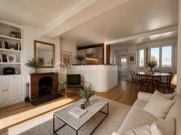 Rue Saint-Honoré. À 30 mètres de l’église Saint-Roch, appartement calme et très lumineux, traversant de 39 m2 carrez, deux pièces en double exposition Est/Ouest avec une terrasse de 10m2, une chambre, au 6ème et dernier étage par escalier.
Dès l’entrée, nous sommes au centre de l'appartement, à gauche une salle d’eau refaite à neuf avec toilettes, une chambre de 9,60 m2 avec vue sur les toits de Paris et particulièrement sur l’église Saint-Roch avec 3 fenêtres orientées Est. À droite de l’entrée, une cuisine surélevée de 5,12 m2 ouverte sur la pièce à vivre de 18,64 m2 avec une cheminée donnant accès à une terrasse de 10,52 m2, orientée Ouest, donnant sur rue Saint-Honoré et avec une vue Tour Eiffel. 
A proximité de nombreux commerces, du jardin des Tuileries et de transports publics, métro : Tuileries, Pyramides, Palais Royal Musée du Louvre ( Lignes 1, 7, 14).
N’hésitez pas à me contacter pour plus de renseignements, 
Visite possible 7J/7
 Petite Copropriété bien entretenue et sécurisée. 
Aucune procédure en cours.
