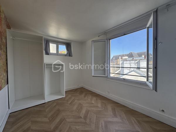 Rue Saint-Honoré. À 30 mètres de l’église Saint-Roch, appartement calme et très lumineux, traversant de 39 m2 carrez, deux pièces en double exposition Est/Ouest avec une terrasse de 10m2, une chambre, au 6ème et dernier étage par escalier.
Dès l’entrée, nous sommes au centre de l'appartement, à gauche une salle d’eau refaite à neuf avec toilettes, une chambre de 9,60 m2 avec vue sur les toits de Paris et particulièrement sur l’église Saint-Roch avec 3 fenêtres orientées Est. À droite de l’entrée, une cuisine surélevée de 5,12 m2 ouverte sur la pièce à vivre de 18,64 m2 avec une cheminée donnant accès à une terrasse de 10,52 m2, orientée Ouest, donnant sur rue Saint-Honoré et avec une vue Tour Eiffel. 
A proximité de nombreux commerces, du jardin des Tuileries et de transports publics, métro : Tuileries, Pyramides, Palais Royal Musée du Louvre ( Lignes 1, 7, 14).
N’hésitez pas à me contacter pour plus de renseignements, 
Visite possible 7J/7
 Petite Copropriété bien entretenue et sécurisée. 
Aucune procédure en cours.