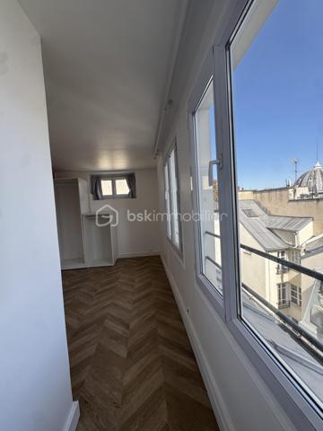Rue Saint-Honoré. À 30 mètres de l’église Saint-Roch, appartement calme et très lumineux, traversant de 39 m2 carrez, deux pièces en double exposition Est/Ouest avec une terrasse de 10m2, une chambre, au 6ème et dernier étage par escalier.
Dès l’entrée, nous sommes au centre de l'appartement, à gauche une salle d’eau refaite à neuf avec toilettes, une chambre de 9,60 m2 avec vue sur les toits de Paris et particulièrement sur l’église Saint-Roch avec 3 fenêtres orientées Est. À droite de l’entrée, une cuisine surélevée de 5,12 m2 ouverte sur la pièce à vivre de 18,64 m2 avec une cheminée donnant accès à une terrasse de 10,52 m2, orientée Ouest, donnant sur rue Saint-Honoré et avec une vue Tour Eiffel. 
A proximité de nombreux commerces, du jardin des Tuileries et de transports publics, métro : Tuileries, Pyramides, Palais Royal Musée du Louvre ( Lignes 1, 7, 14).
N’hésitez pas à me contacter pour plus de renseignements, 
Visite possible 7J/7
 Petite Copropriété bien entretenue et sécurisée. 
Aucune procédure en cours.