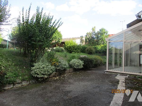 MONTHOIS, vaste maison à usage d'habitation.